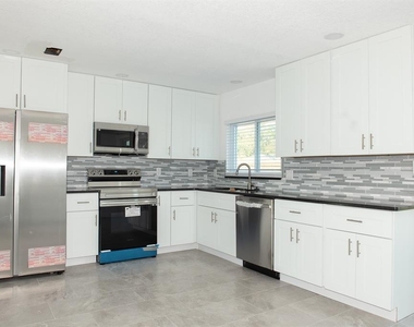 11889 93rd Avenue - Photo Thumbnail 2