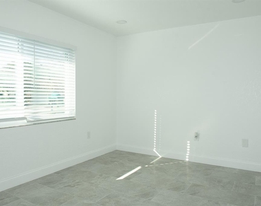 11889 93rd Avenue - Photo Thumbnail 9