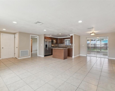 7437 Carmel Avenue - Photo Thumbnail 2