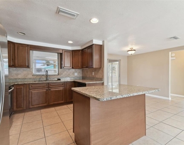 7437 Carmel Avenue - Photo Thumbnail 3