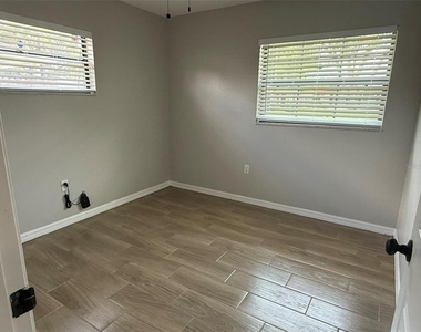 1008 N Bracewell Drive - Photo Thumbnail 11