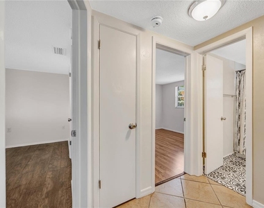 7804 Niagara Drive - Photo Thumbnail 11