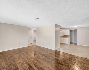 7804 Niagara Drive - Photo Thumbnail 3