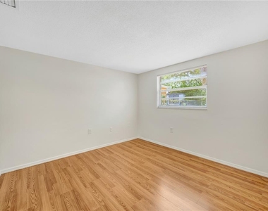 7804 Niagara Drive - Photo Thumbnail 5