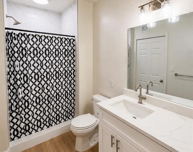 911 N Orange Avenue - Photo Thumbnail 8