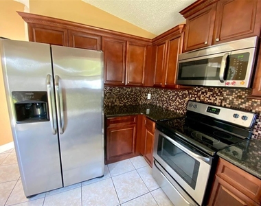 880 Nelson Drive - Photo Thumbnail 4