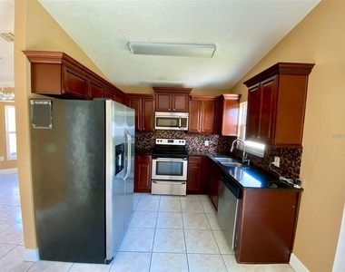 880 Nelson Drive - Photo Thumbnail 3