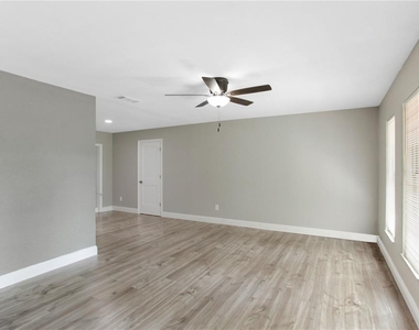 1022 Norwood Drive - Photo Thumbnail 4