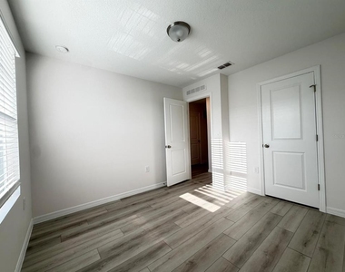 393 Madison Drive - Photo Thumbnail 13