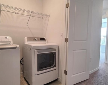 393 Madison Drive - Photo Thumbnail 15