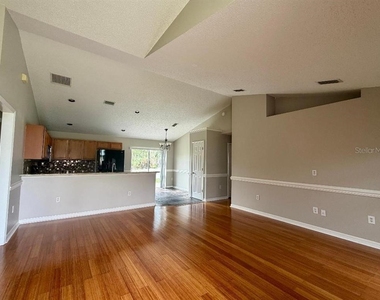 881 Hanford Drive - Photo Thumbnail 4