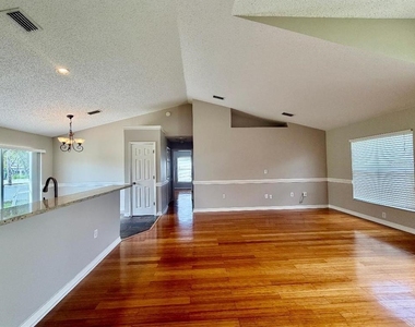 881 Hanford Drive - Photo Thumbnail 7