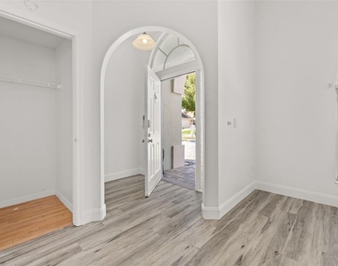 2218 Black Hawk Street - Photo Thumbnail 4