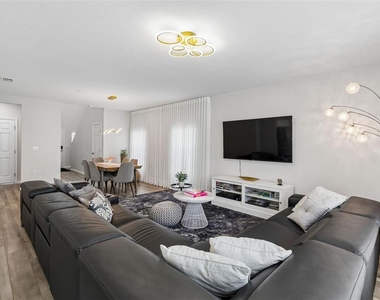 4023 Gardenia Ave - Photo Thumbnail 9