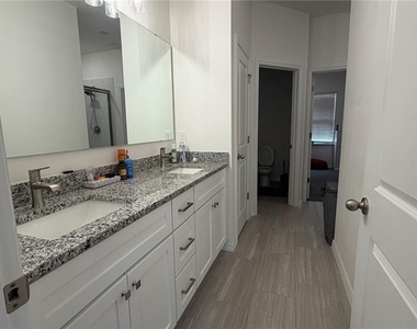 408 Cierra Oaks Circle - Photo Thumbnail 13