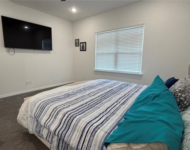 408 Cierra Oaks Circle - Photo Thumbnail 11