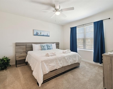 7704 Oakmoss Loop - Photo Thumbnail 5