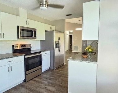 7855 W Price Boulevard - Photo Thumbnail 5