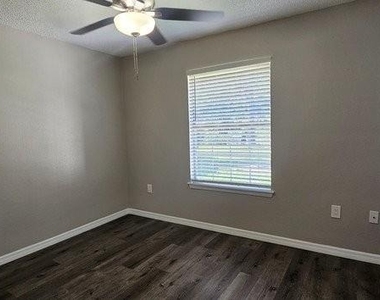 7855 W Price Boulevard - Photo Thumbnail 11