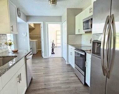 7855 W Price Boulevard - Photo Thumbnail 4
