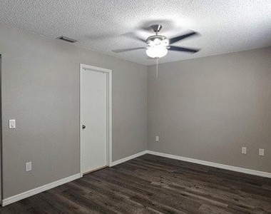 7855 W Price Boulevard - Photo Thumbnail 9