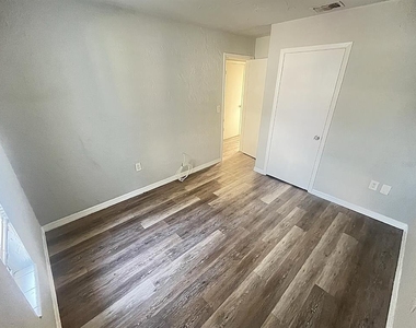 2519 9th Avenue W - Photo Thumbnail 6