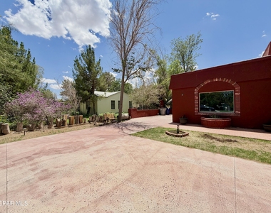 7404 Franklin Drive - Photo Thumbnail 3