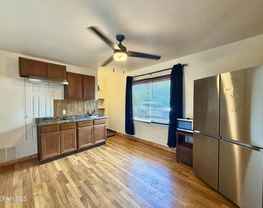 7404 Franklin Drive - Photo Thumbnail 4