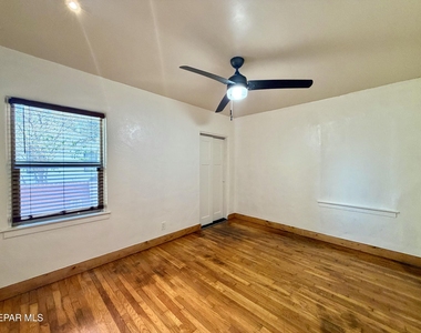 7404 Franklin Drive - Photo Thumbnail 8