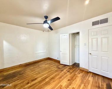 7404 Franklin Drive - Photo Thumbnail 10