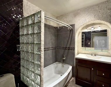 7404 Franklin Drive - Photo Thumbnail 13