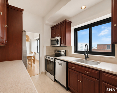 44 Strawberry Hill Avenue - Photo Thumbnail 8