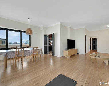 44 Strawberry Hill Avenue - Photo Thumbnail 5