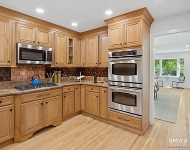88 Edward Place - Photo Thumbnail 5