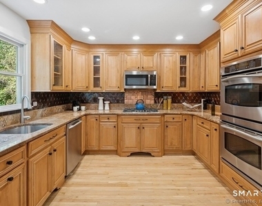 88 Edward Place - Photo Thumbnail 6