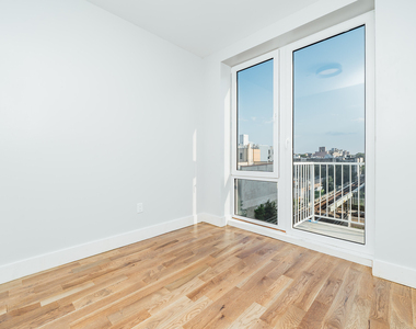 916 Bergen St - Photo Thumbnail 5