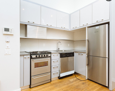 100 Dupont St - Photo Thumbnail 10