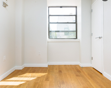 100 Dupont St - Photo Thumbnail 14