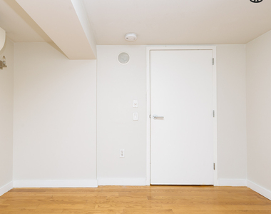 100 Dupont St - Photo Thumbnail 8
