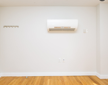 100 Dupont St - Photo Thumbnail 17