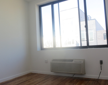 324 Melrose St - Photo Thumbnail 8