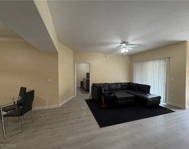 2291 W Horizon Ridge Parkway - Photo Thumbnail 2