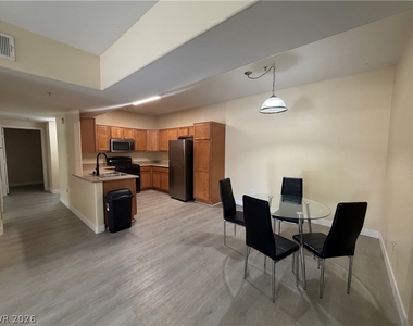 2291 W Horizon Ridge Parkway - Photo Thumbnail 3