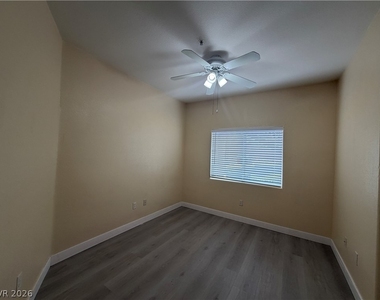 2291 W Horizon Ridge Parkway - Photo Thumbnail 9