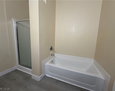 2291 W Horizon Ridge Parkway - Photo Thumbnail 7
