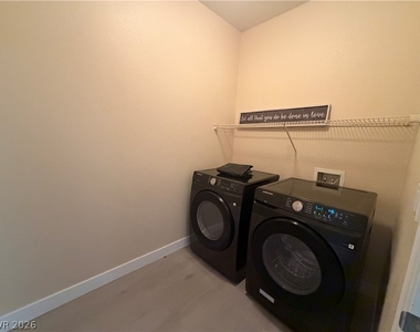 2291 W Horizon Ridge Parkway - Photo Thumbnail 11