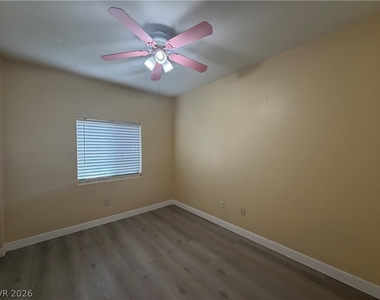2291 W Horizon Ridge Parkway - Photo Thumbnail 10