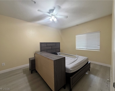 2291 W Horizon Ridge Parkway - Photo Thumbnail 5