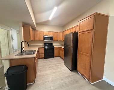 2291 W Horizon Ridge Parkway - Photo Thumbnail 4