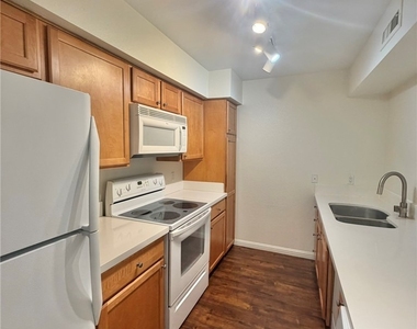650 Oakmont Avenue - Photo Thumbnail 4